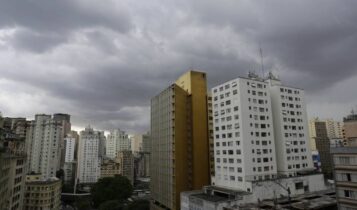 céu cheio de nuvens e prédios, centro da cidade de são paulo para Previsão do tempo SP