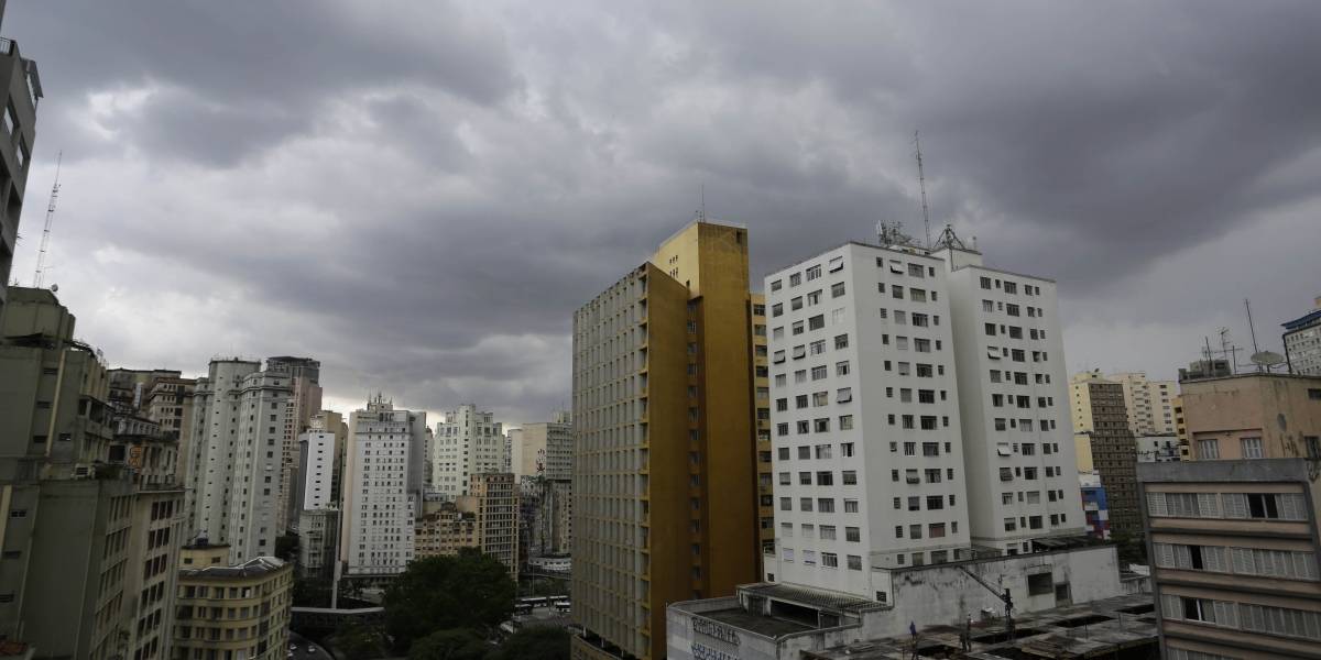 céu cheio de nuvens e prédios, centro da cidade de são paulo para Previsão do tempo SP