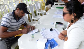 Pessoa tirando sua Carteira de Trabalho. Desempregados.