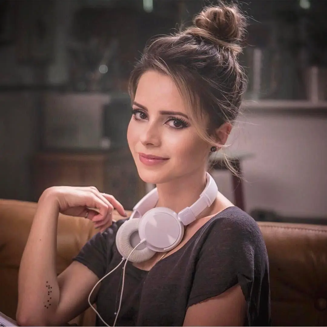 Imagem mostra tatuagem da Sandy