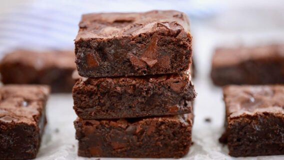 Brownie super fácil: 8 receitas práticas do bolo típico americano