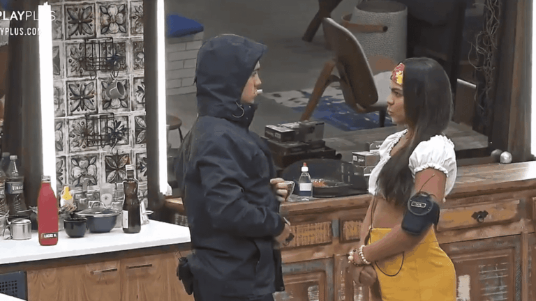 A Fazenda 2020: Biel pede favor, Tays nega e clima fica tenso entre casal