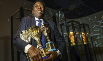 Pelé segura três Copas do Mundo, um de seus recordes