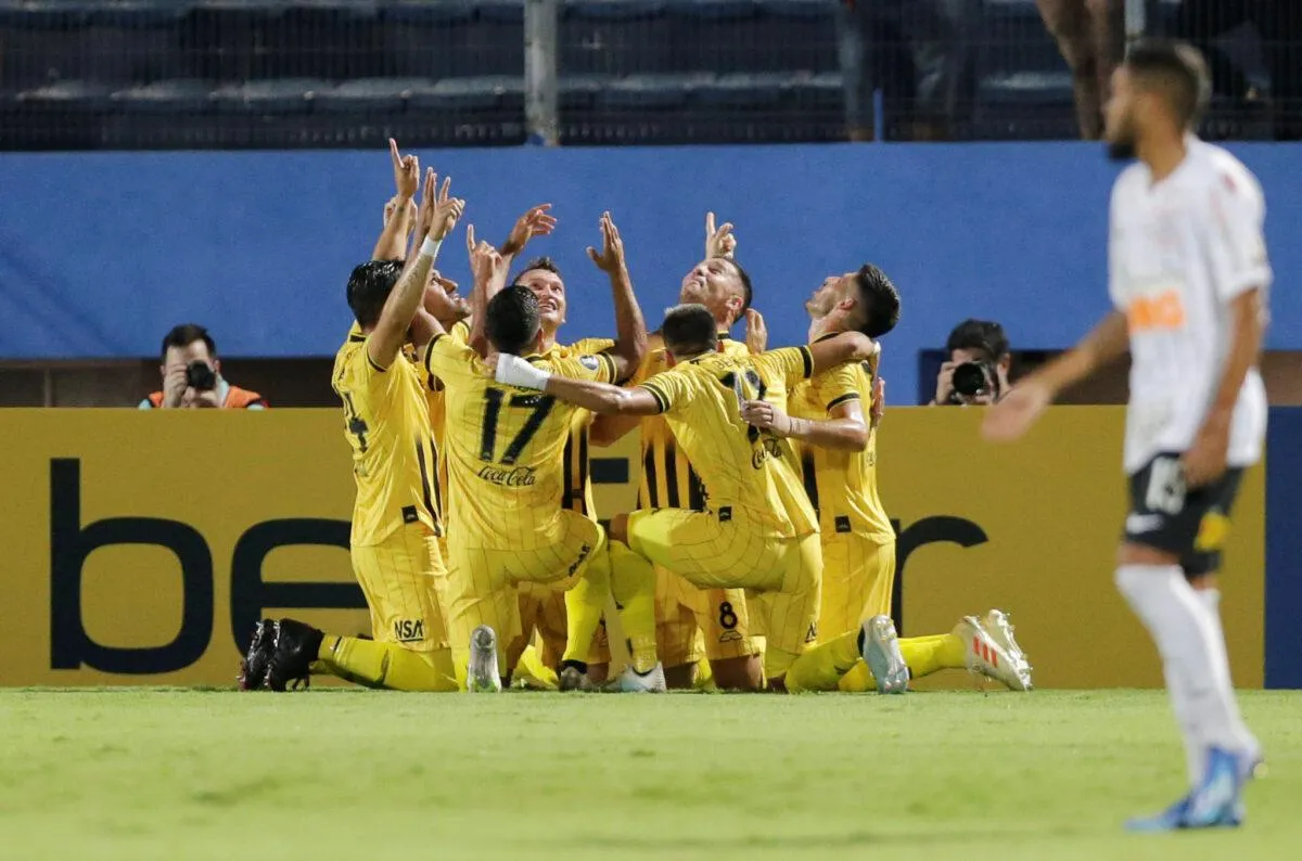Corinthians venceu segundo jogo contra Guaraní, mas resultado não classificou o time