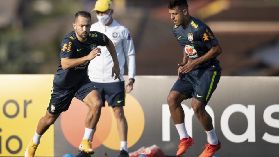 Everton Ribeiro treina com a seleção brasileira