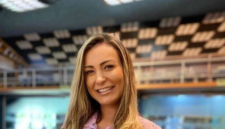 Andressa Urach se afasta da igreja e quer doação milionária de volta