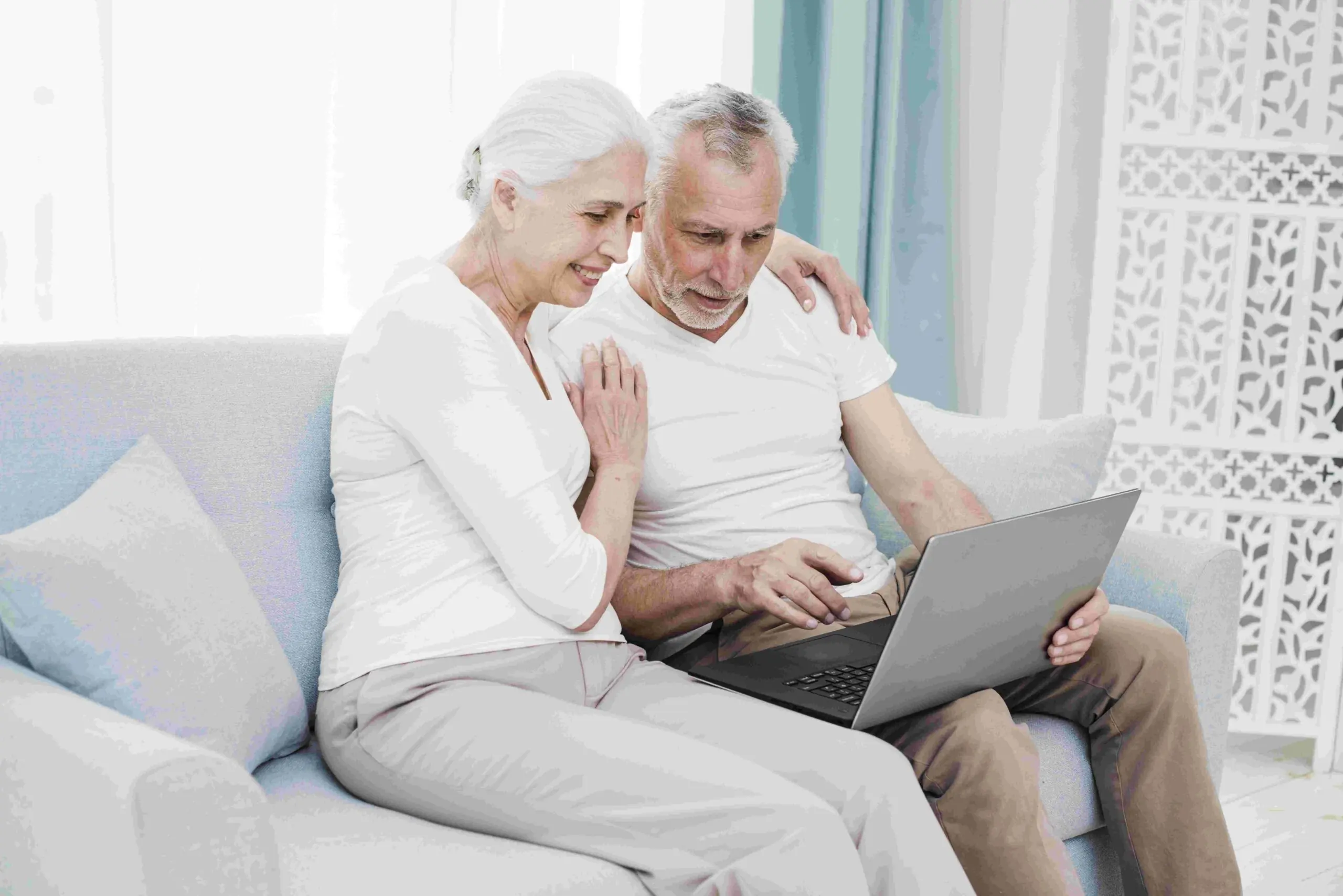 casal de idosos usando o notebook