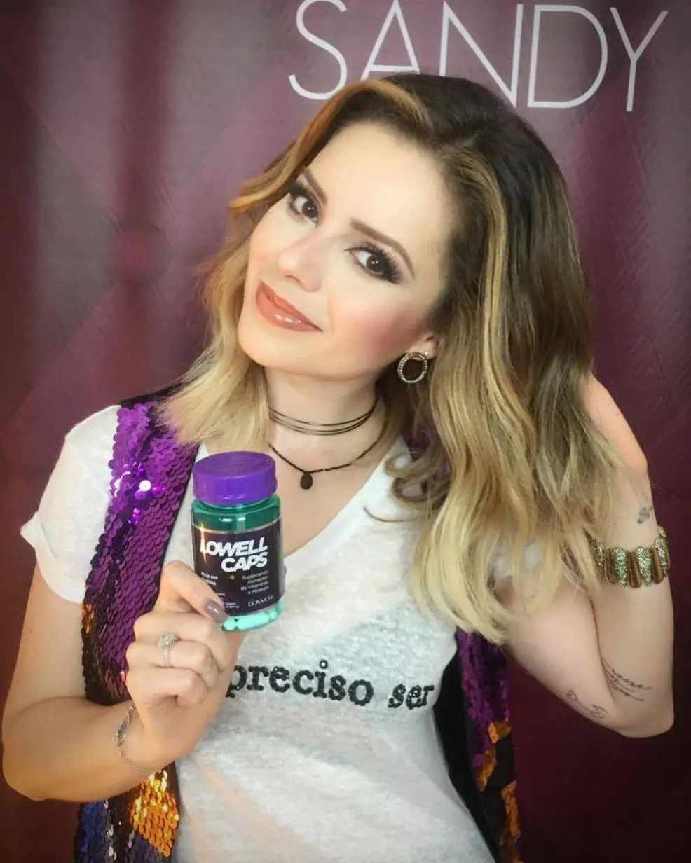 Imagem mostra tatuagens da Sandy