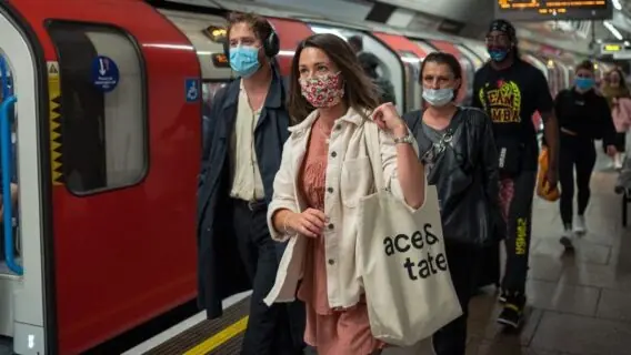 Segunda onda de Covid-19 ganha força na Europa e países endurecem regras