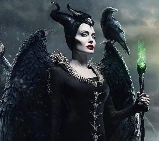 Imagem mostra Angelina Jolie caracterizada de Malévola