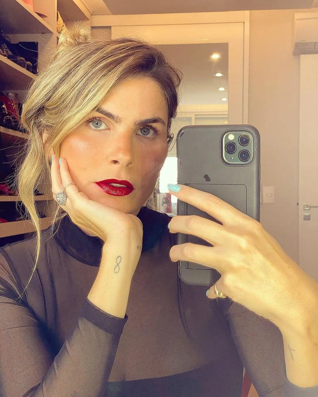 Imagem mostra tatuagem da Julia Faria