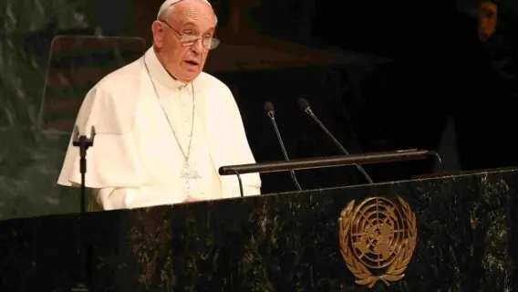 Papa Francisco defende união estável entre homossexuais: ‘têm direito a uma família’