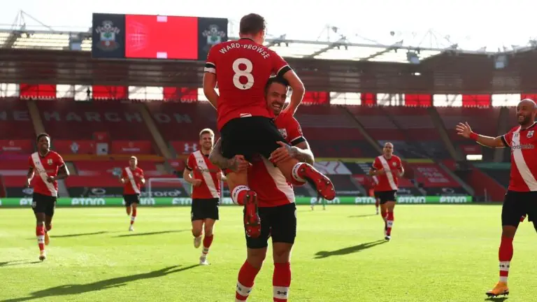 Everton perde para Southampton, mas segue líder do Campeonato Inglês