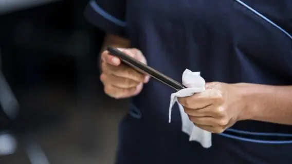 Coronavírus pode sobreviver por até 28 dias em celulares e notas, diz estudo