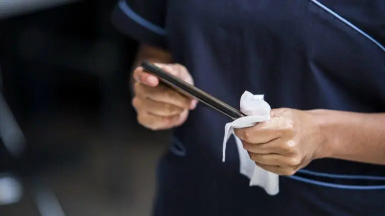 Coronavírus pode sobreviver por até 28 dias em celulares e notas, diz estudo