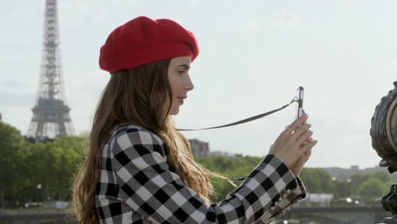 Criador de Emily em Paris, Darren Star, diz que não se arrepende dos clichês