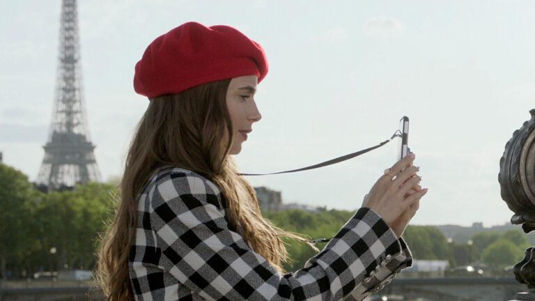 Criador de Emily em Paris, Darren Star, diz que não se arrepende dos clichês