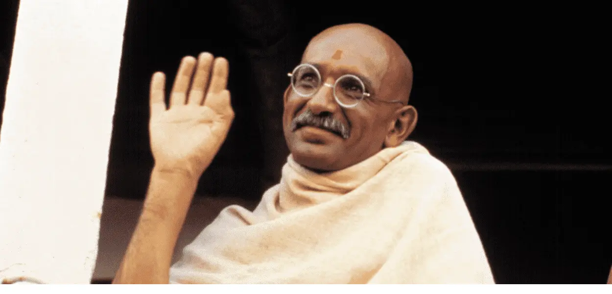 Embora seja filho de indiano, Ben Kingsley se tornou alvo de polêmicas por pintar sua pele em tom mais escuro para interpretar Gandhi. Fonte: Reprodução