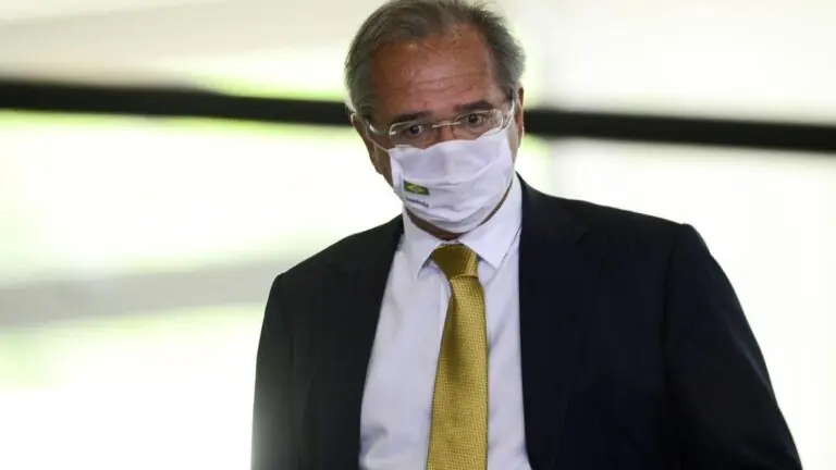 Corte de salários está entre as medidas para financiar Renda Cidadã