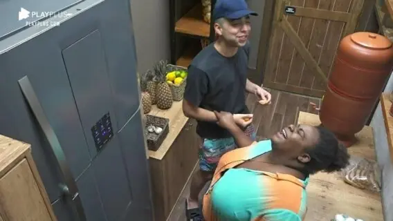 A Fazenda 12: Jojo chama Lucas na despensa para rir de Biel; assista