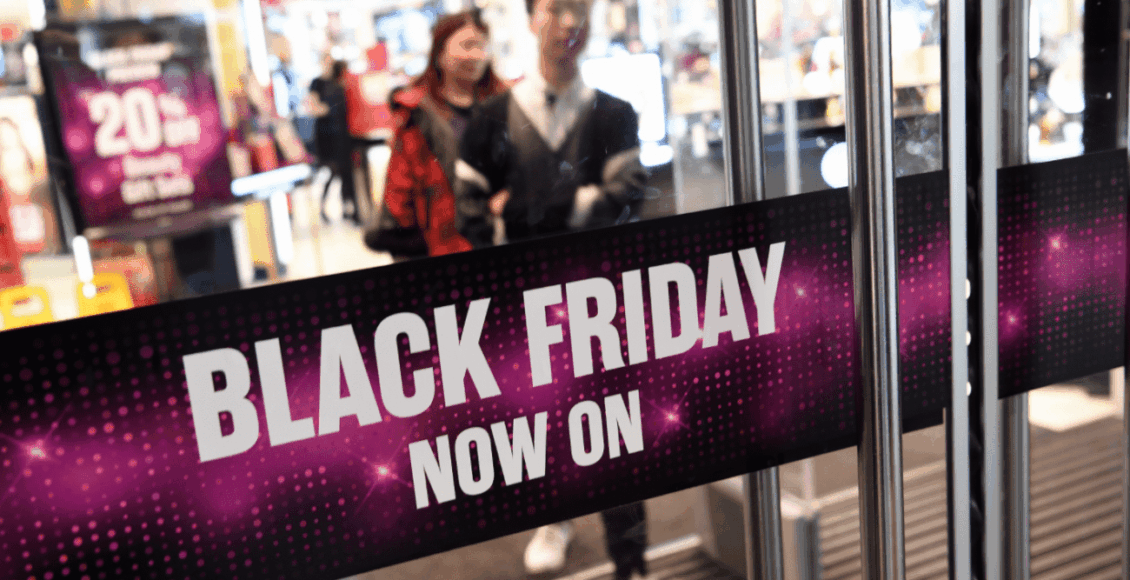 Foto mostra loja com adesivo escrito Black Friday