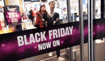 Foto mostra loja com adesivo escrito Black Friday