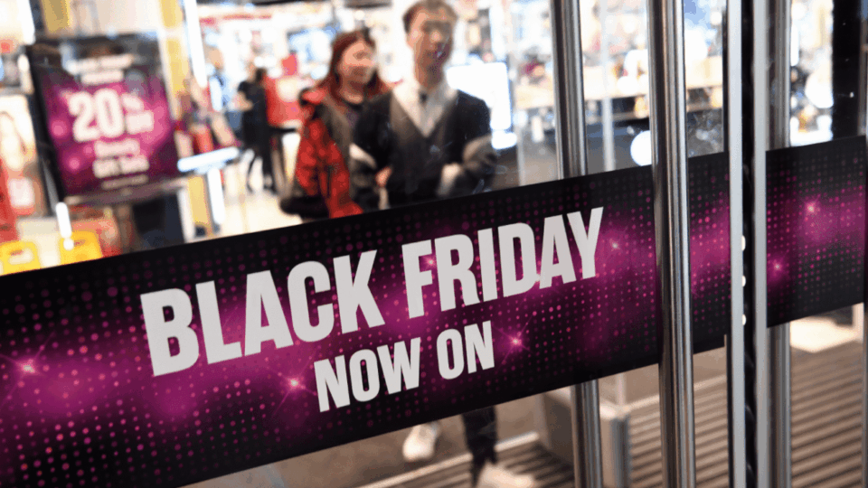 Foto mostra loja com adesivo escrito Black Friday