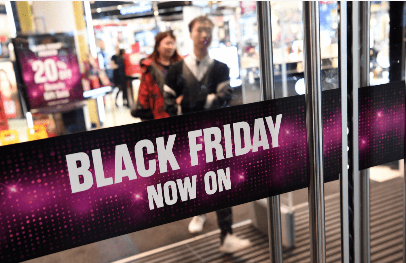Foto mostra loja com adesivo escrito Black Friday