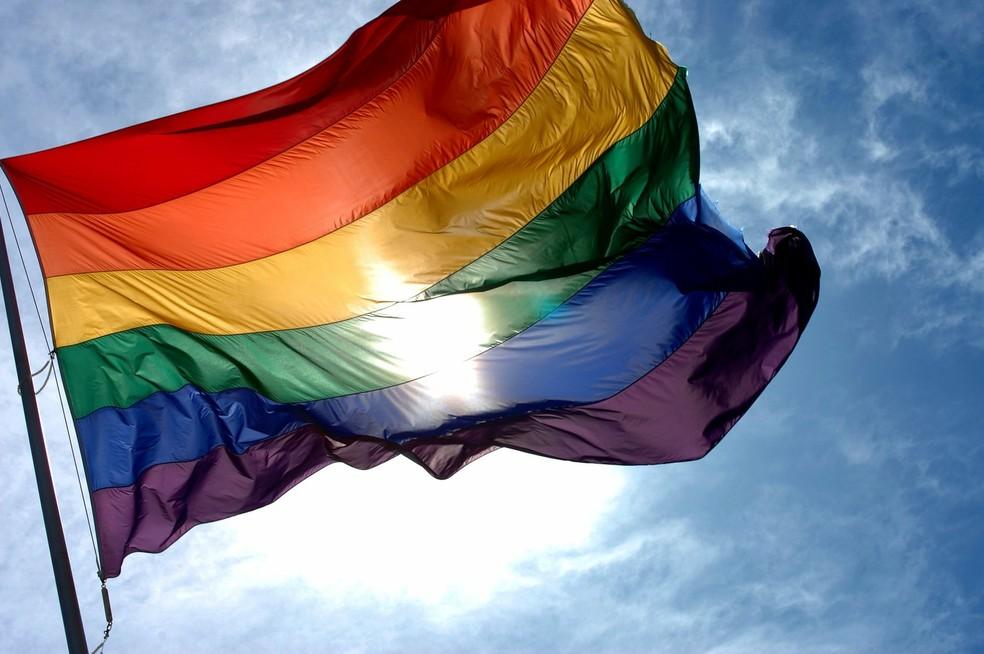 Foto mostra bandeira LGBT tremulando