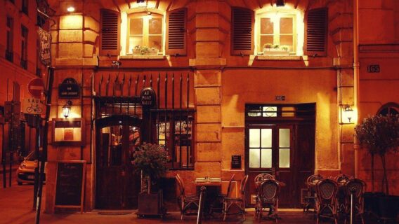 França amplia toque de recolher enquanto casos de covid-19 atingem novo recorde