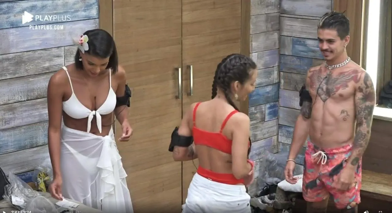 Jakelyne com seu biquíni branco da Pajaris em A Fazenda 2020