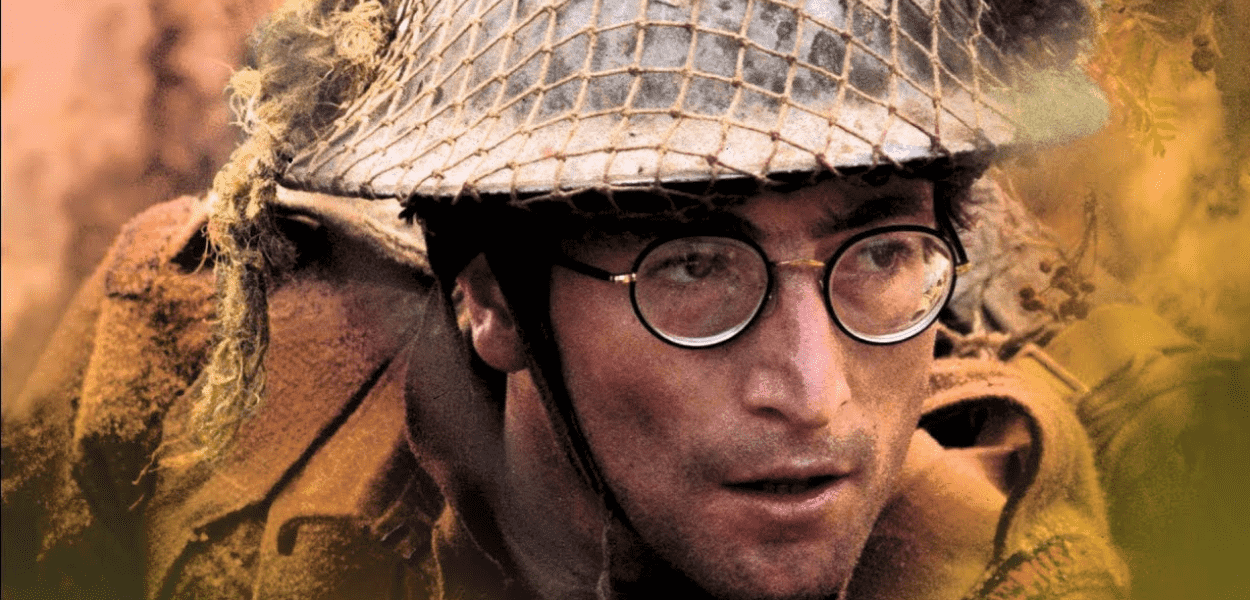 Lennon usando seu icônico óculos redondo pela primeira vez
