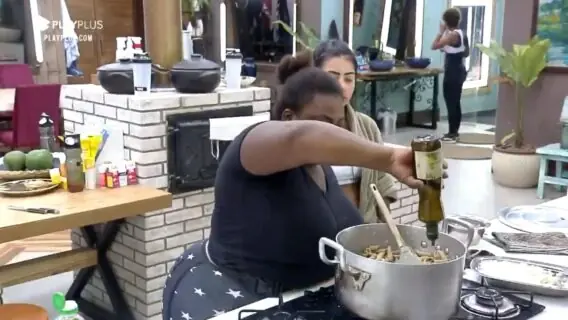 A Fazenda 2020: Jojo Todynho erra a mão no orégano e vira meme na web