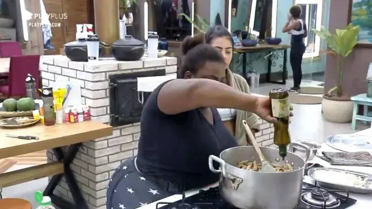 A Fazenda 2020: Jojo Todynho erra a mão no orégano e vira meme na web