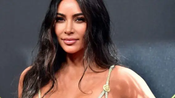 Kim Kardashian dá festa “humilde” em ilha particular e é criticada no Twitter