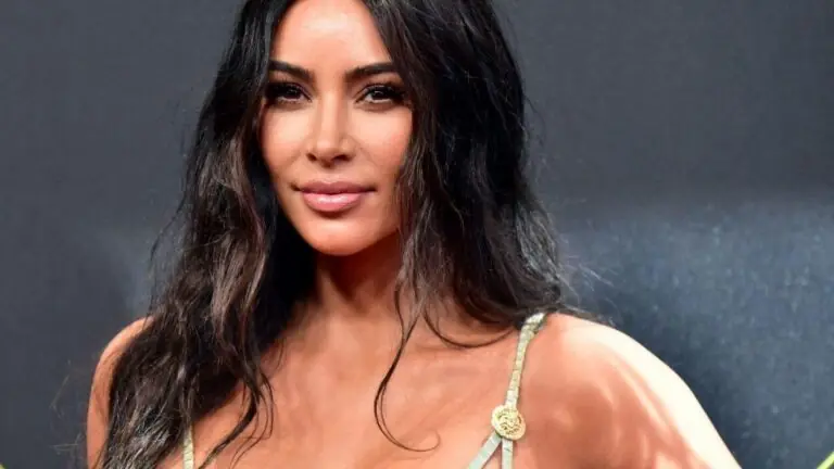 Kim Kardashian dá festa “humilde” em ilha particular e é criticada no Twitter