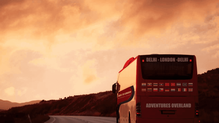 Maior viagem de ônibus do mundo liga Índia ao Reino Unido em 70 dias