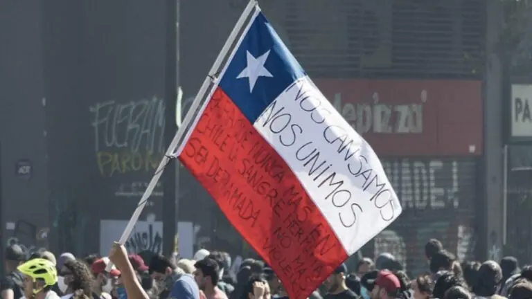 Manifestações no Chile: milhares protestam antes de referendo histórico