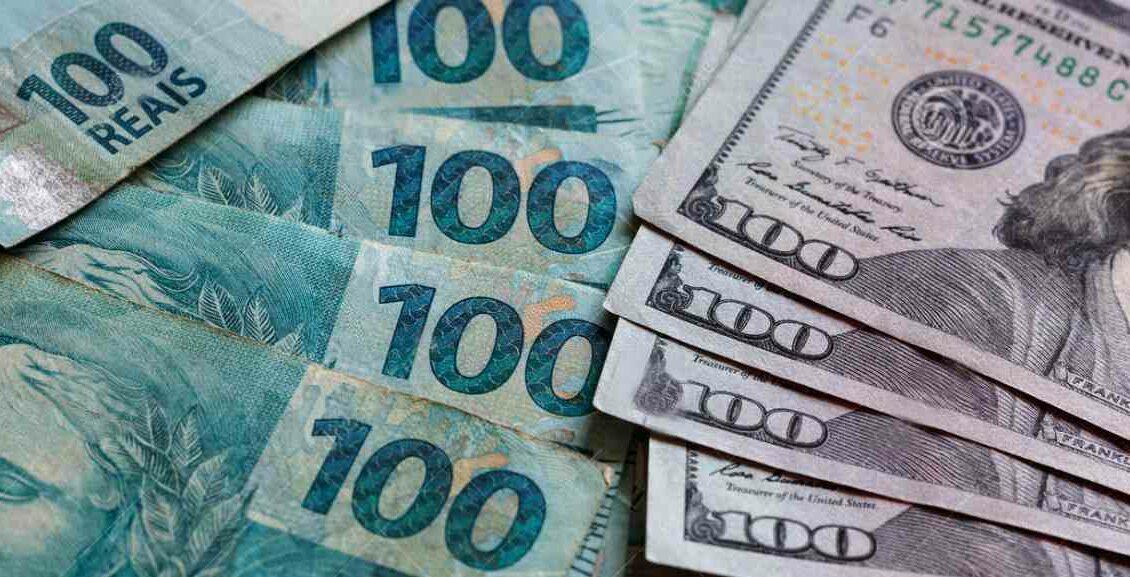notas Cotação do dólar (10/03/2021)Reais para comprar dólares, em cédulas de 100