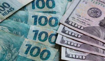 notas Cotação do dólar (10/03/2021)Reais para comprar dólares, em cédulas de 100
