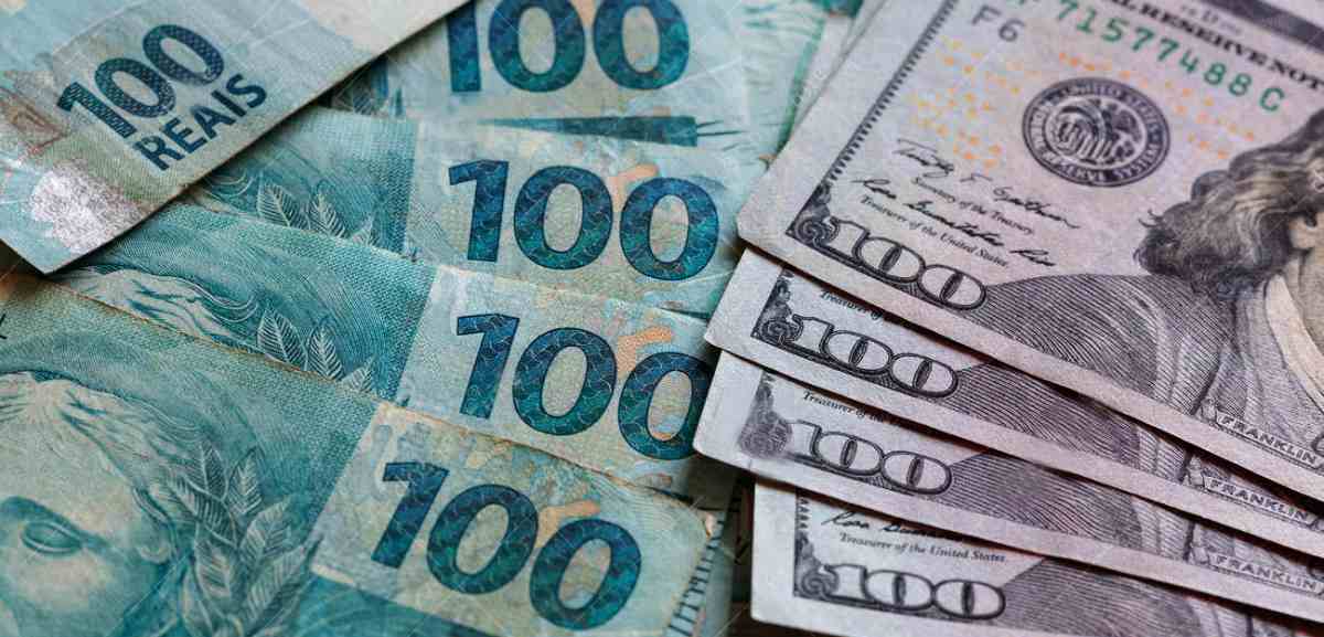 notas Cotação do dólar (10/03/2021)Reais para comprar dólares, em cédulas de 100