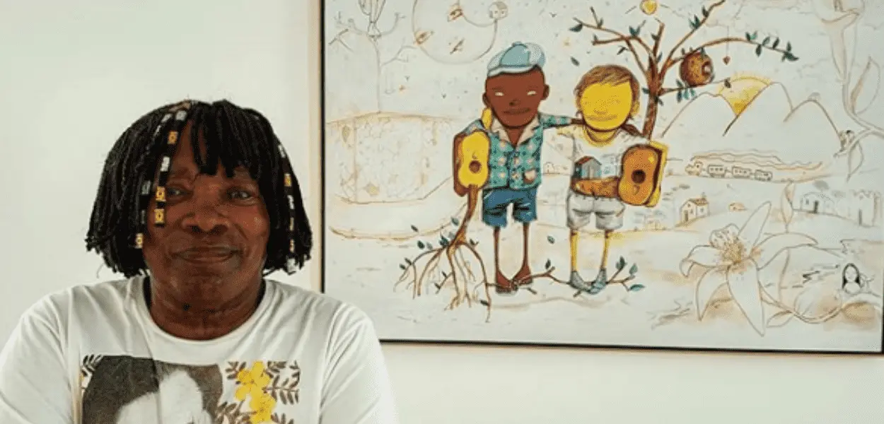 O cantor Milton Nascimento posa com obra da dupla Os Gêmeos criada para estampar suas turnê Clube da Esquina