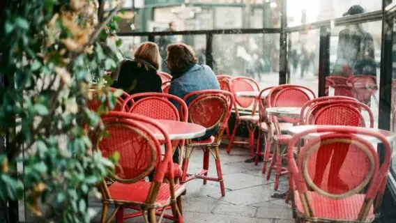 Coronavírus: Paris fecha os bares e entra em alerta máximo