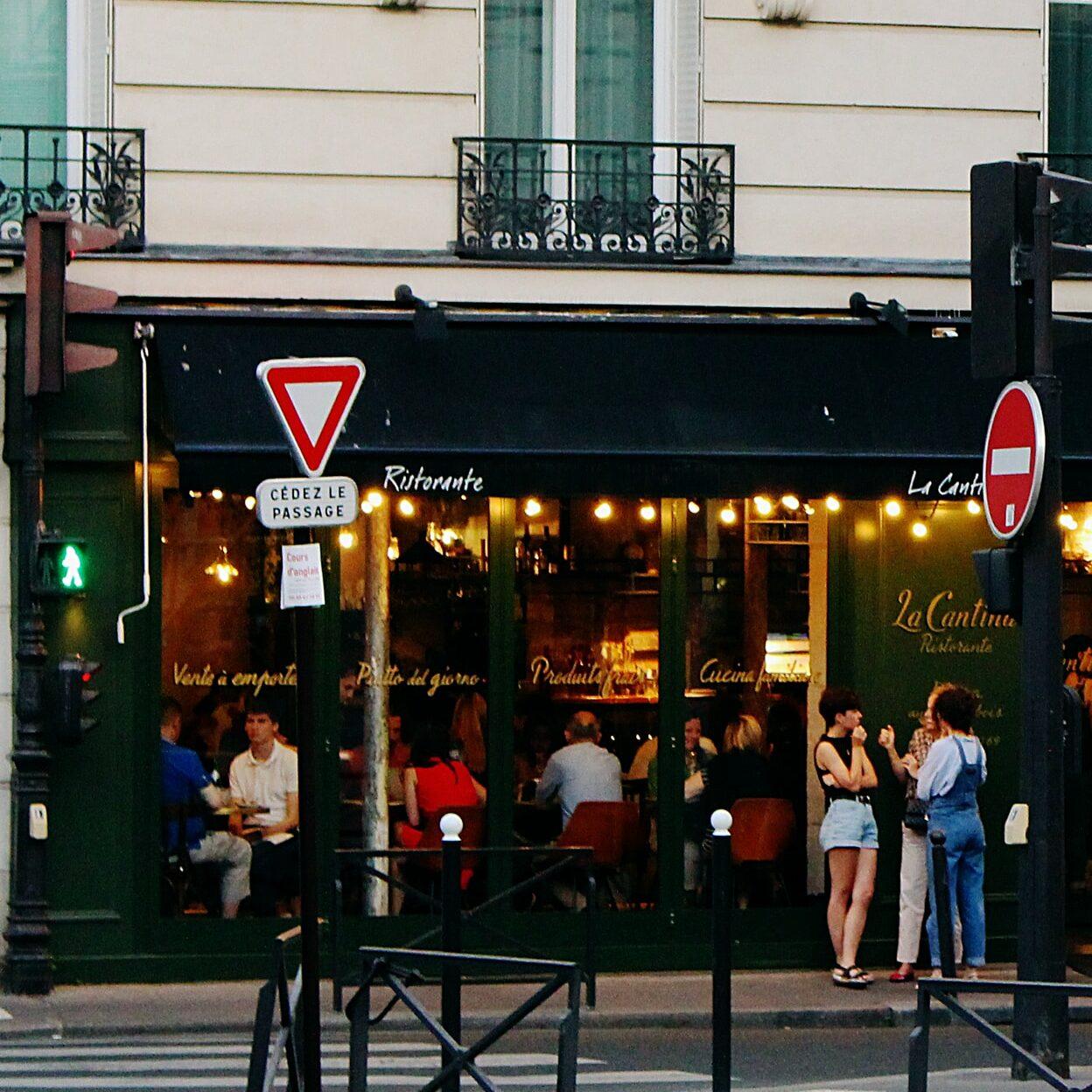 Paris fecha os bares