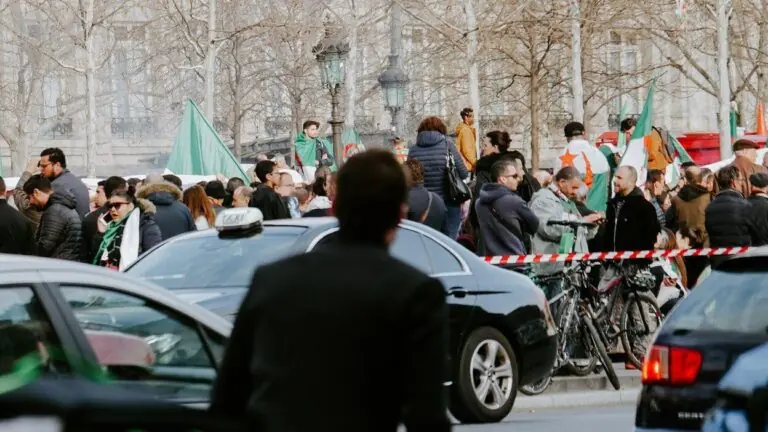 Professor é decapitado em Paris em “ataque terrorista”