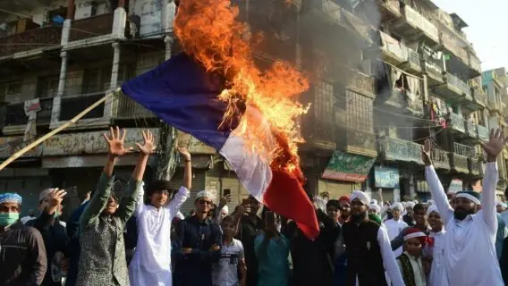 Protestos contra a França eclodem em todo o mundo muçulmano