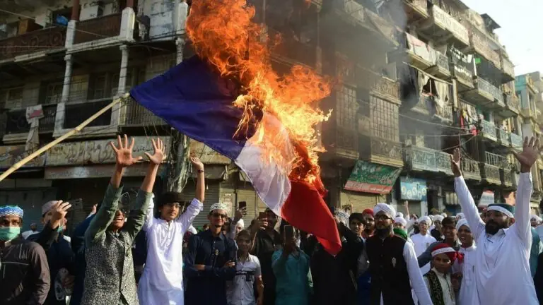 Protestos contra a França eclodem em todo o mundo muçulmano