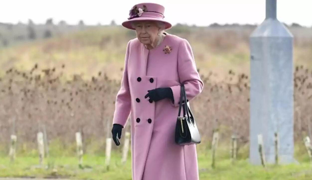 Rainha Elizabeth II aparece pela primeira vez