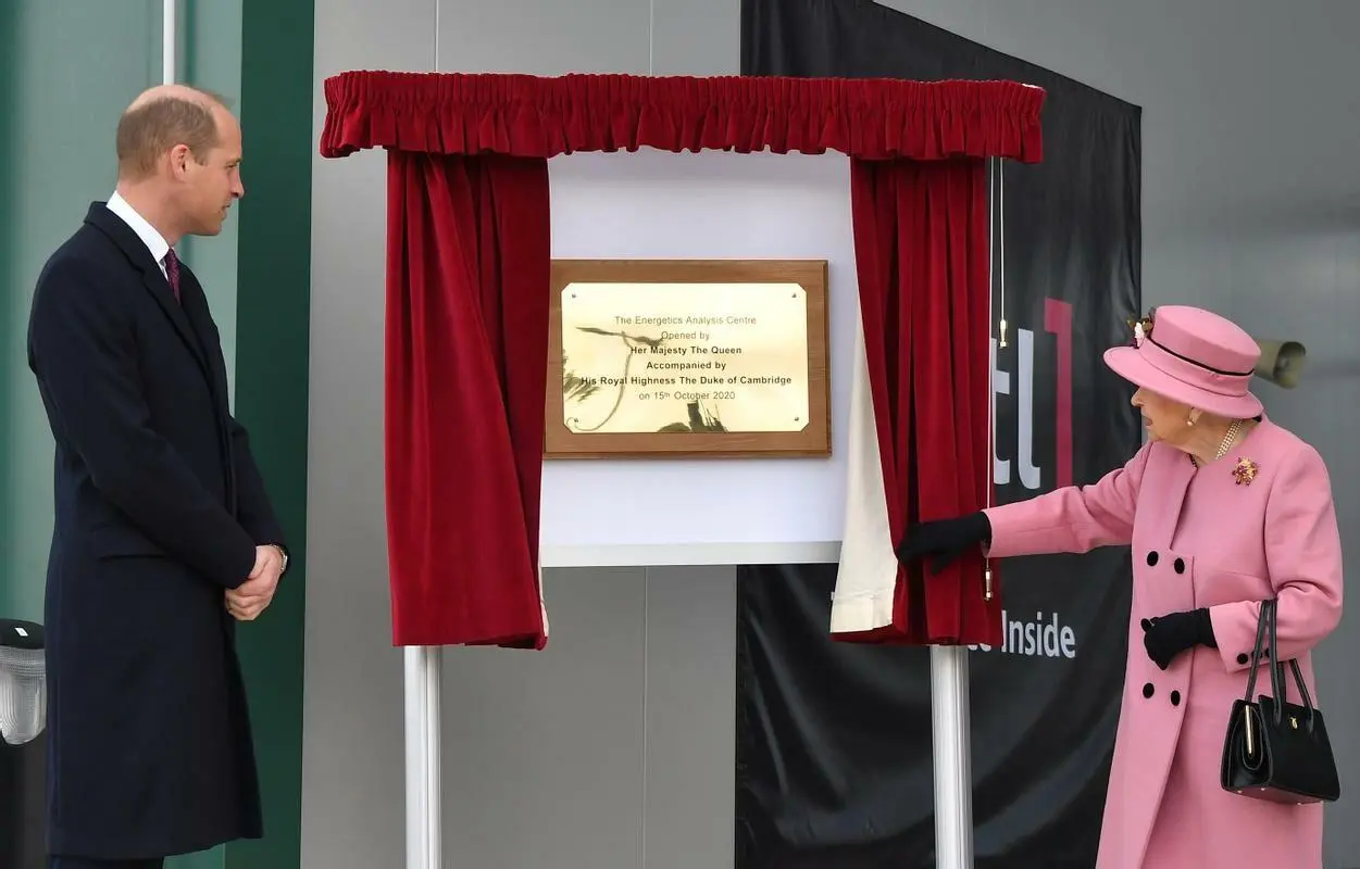 Rainha Elizabeth II aparece pela primeira vez 