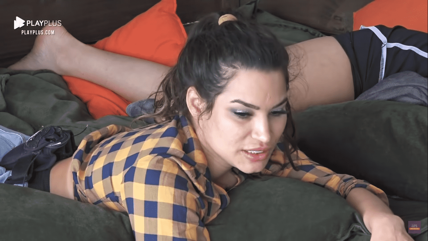 Na imagem, Raissa fala sobre não querer proximidade com Biel, também participante de A Fazenda 12